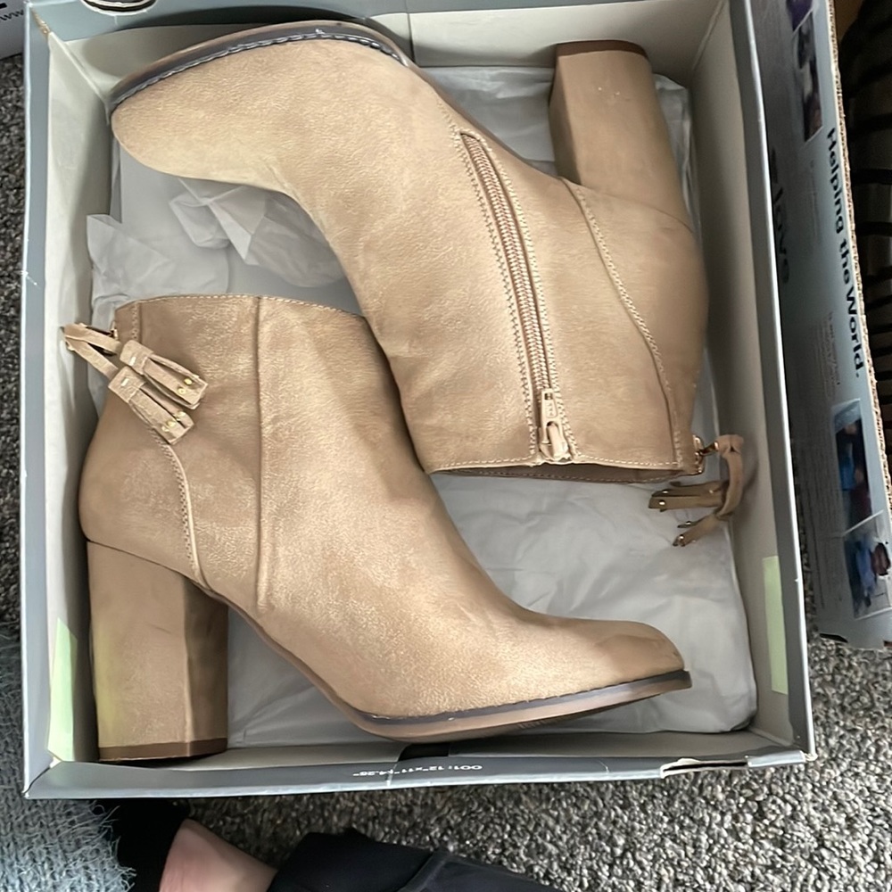 Size 9 m tan boots only used ones